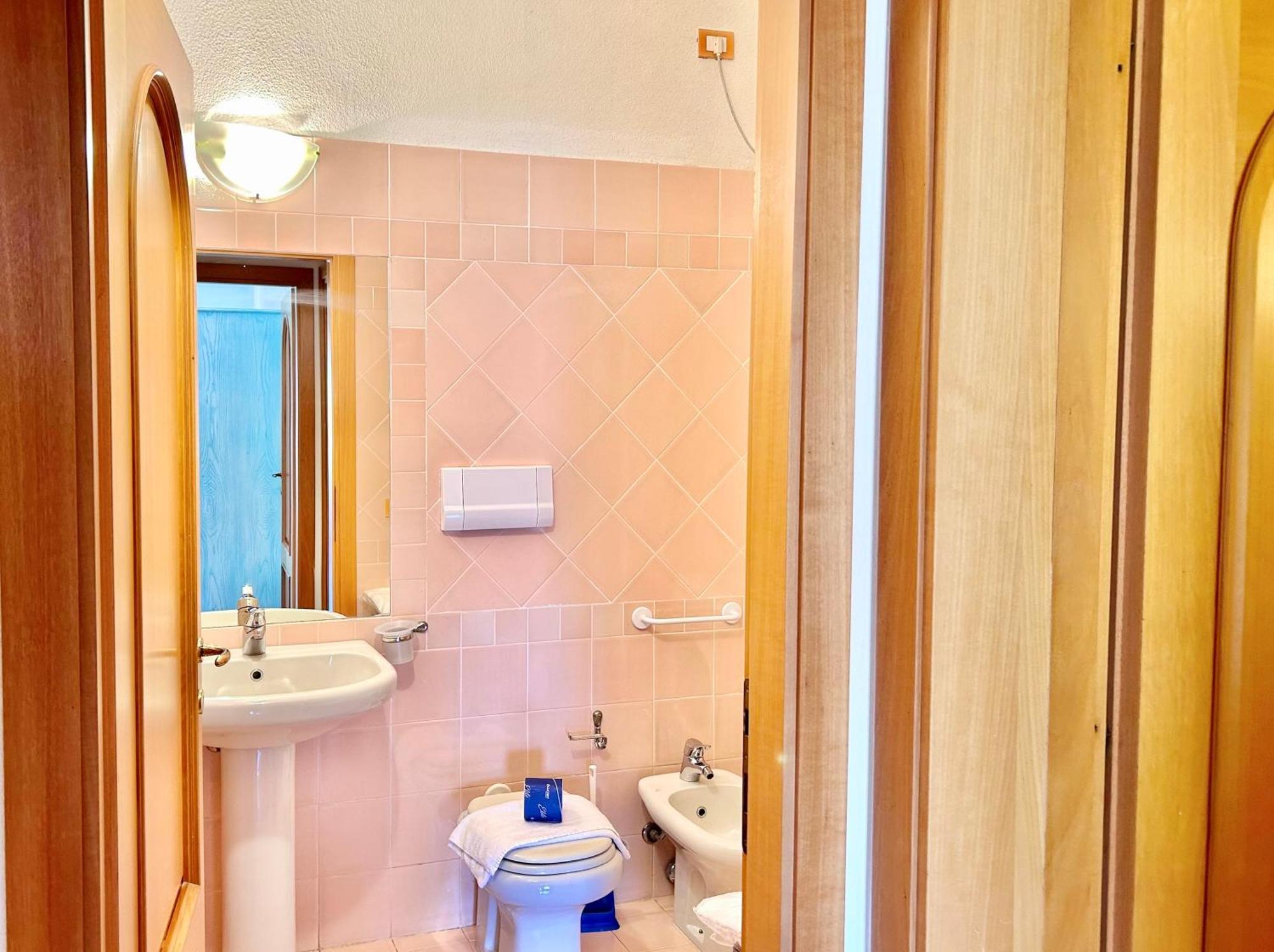 Residence With Private Beach In Marinella Marinella  Bilik gambar